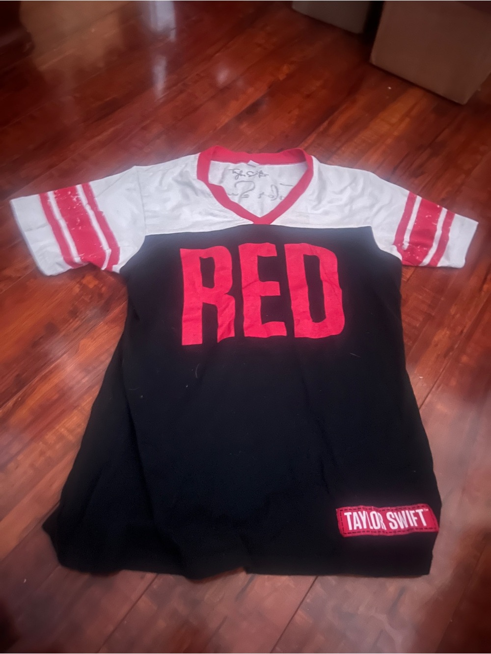 Taylor Swift Red Tour Jersey Tee Shirt Size Large Official Authentic Merch Rare